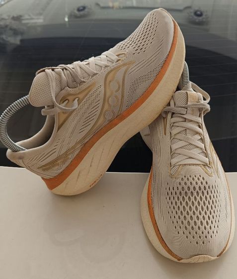 ขายถูก Saucony สีขาว ชมพู นิยม 39-24.5-25cm ของแท้ สภาพสวย 