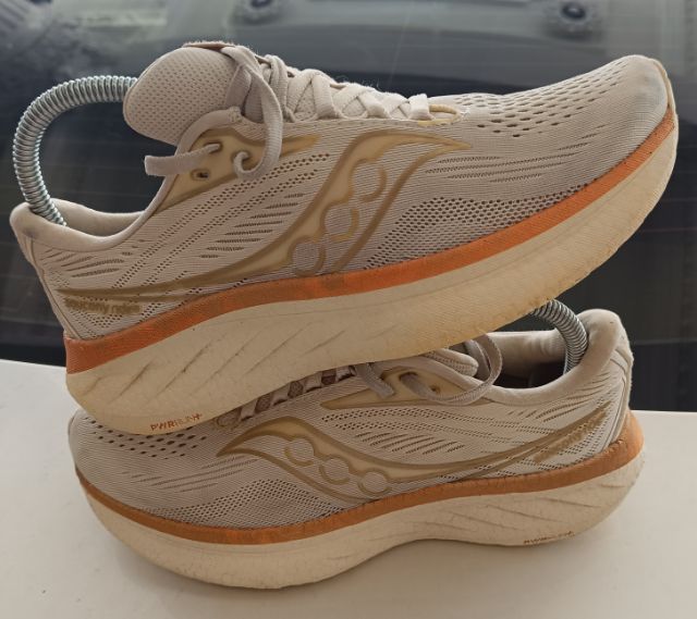 ขายถูก Saucony สีขาว ชมพู นิยม 39-24.5-25cm ของแท้ สภาพสวย  รูปที่ 4