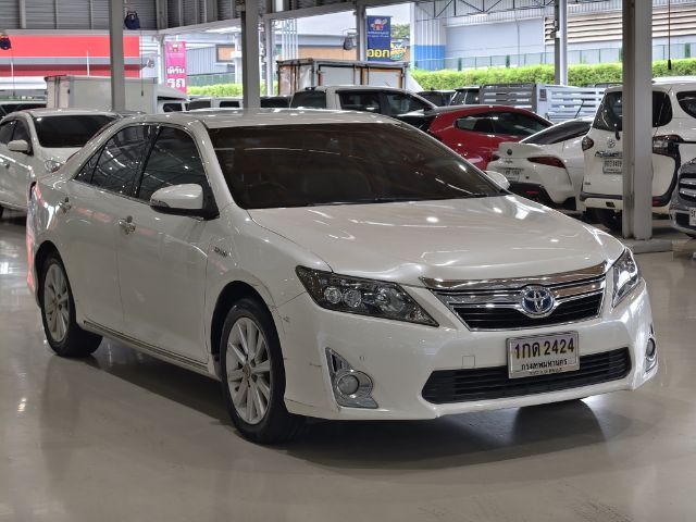รถ Toyota Camry 2.5 Hybrid Navi สี ขาว
