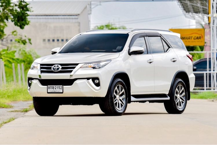 รถ Toyota Fortuner 2.8 V 4WD สี ขาว