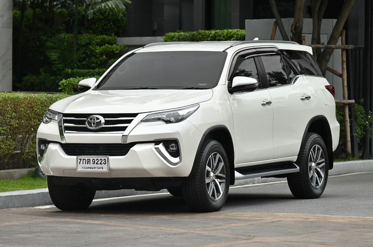 รถ Toyota Fortuner 2.4 V สี ขาว