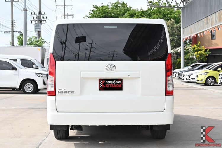 Toyota Hiace 2021 2.8 economy Van ดีเซล ไม่ติดแก๊ส เกียร์ธรรมดา ขาว รูปที่ 4