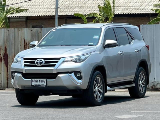 รถ Toyota Fortuner 2.4 V สี เทา