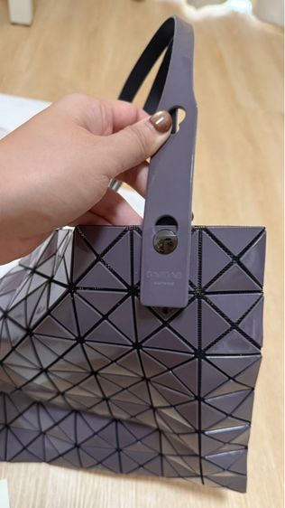 Bao Bao Issey Miyake 6x6 สีเทาอมม่วงสุดหรู 💥 รูปที่ 4