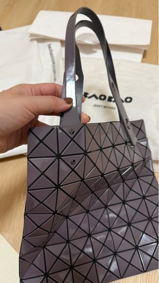 Bao Bao Issey Miyake 6x6 สีเทาอมม่วงสุดหรู 💥 รูปที่ 3