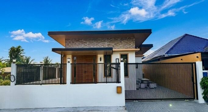 ขายบ้านใหม่ ใกล้สนามบินกระบี่ หมู่บ้านสาธิต บ้านสวย ทันสมัย แถมเฟอร์นิเจอร์ทั้งหลัง แอร์ 3 เครื่อง พร้อมให้คุณลากกระเป๋าเข้าอยู่ได้เลย