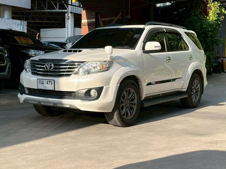 รถ Toyota Fortuner 3.0 TRD Sportivo 4WD สี ขาว