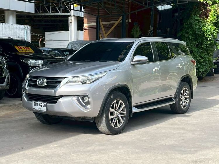 รถ Toyota Fortuner 2.4 V สี บรอนซ์เงิน