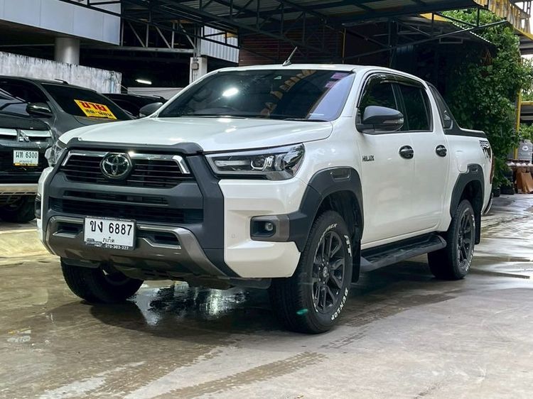 รถ Toyota Hilux Revo Double Cab Prerunner 2x4 2.4 Rocco สี ขาว
