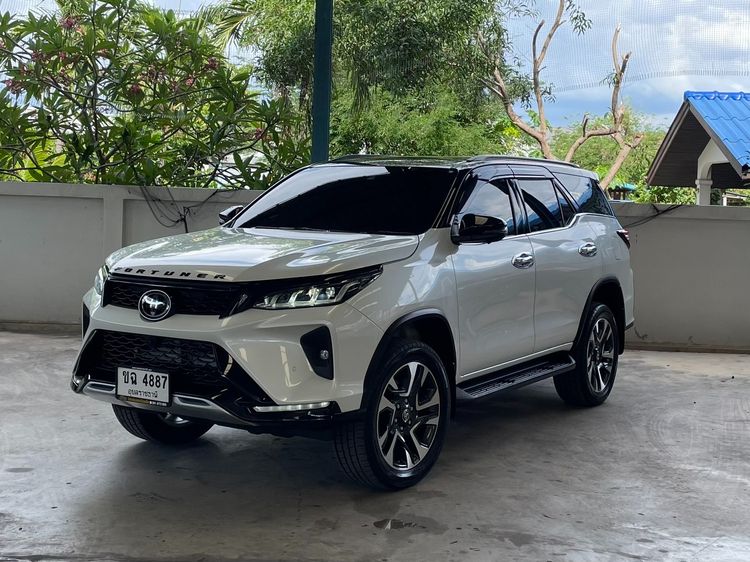 รถ Toyota Fortuner 2.4 Legender Black Top สี ขาว