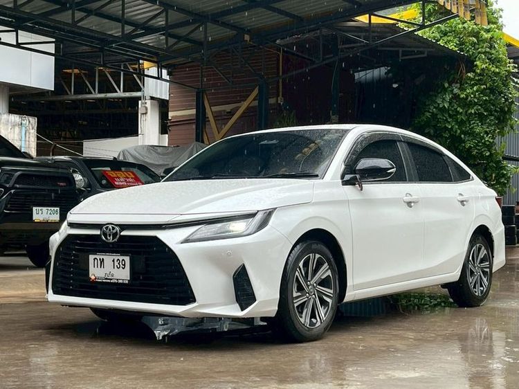 รถ Toyota Yaris ATIV 1.2 Premium Luxury สี ขาว