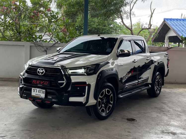 รถ Toyota Hilux Revo Double Cab 2.4 Mid Prerunner สี ขาว