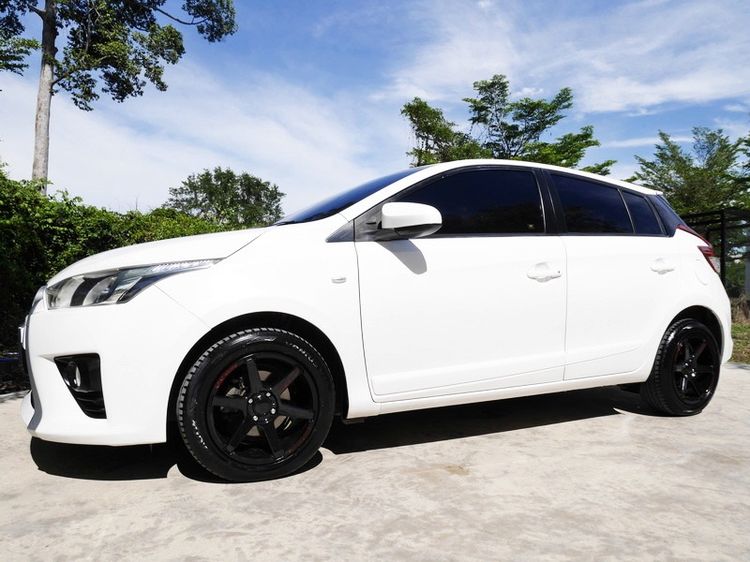 รถ Toyota Yaris 1.2 E สี ขาว