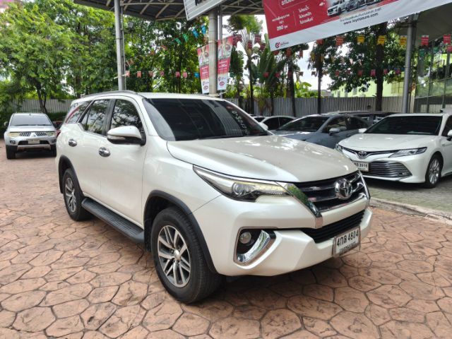 รถ Toyota Fortuner 2.4 V สี ขาว