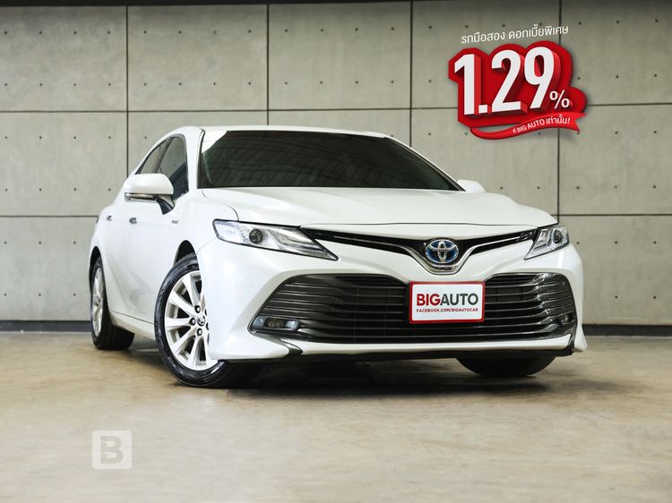 รถ Toyota Camry 2.5 Hybrid สี ขาว