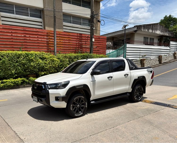 รถ Toyota Hilux Revo Double Cab Prerunner 2x4 2.4 Rocco สี ขาว