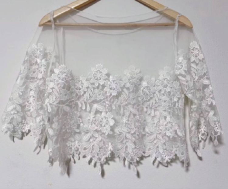  ชุดเดรสขาวพร้อมเสื้อลูกไม้ขาวสุดหรู รูปที่ 2