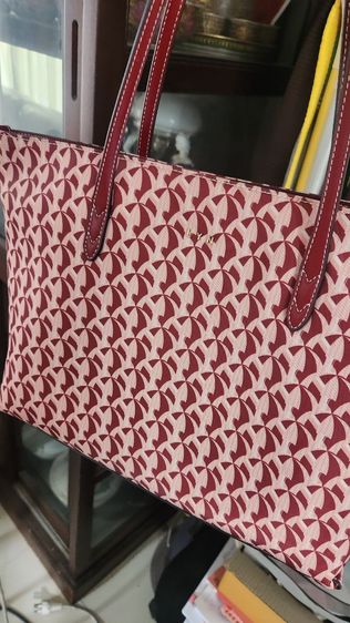 กระเป๋าสะพายไหล่ LYN รุ่น Solanory Tote L สี Dark Red.