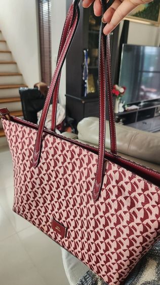 กระเป๋าสะพายไหล่ LYN รุ่น Solanory Tote L สี Dark Red. รูปที่ 2