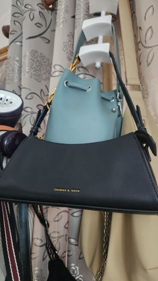 กะเป๋าสะพายไหล่สีดำจากแบรนด์ Charles Keith