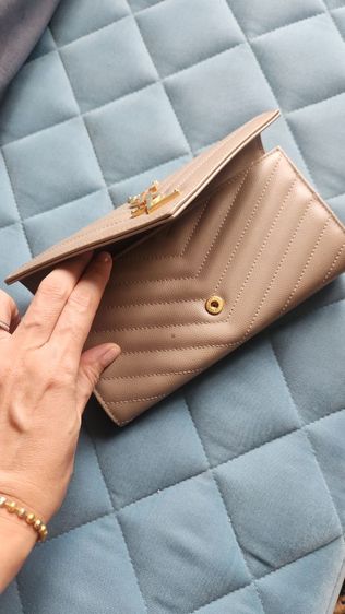  Saint Laurent รุ่น Cassandre Matelassé Large Flap Wallet ในหนัง Grain de Poudre สีเบจ 