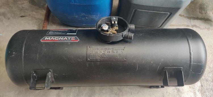 ถังแก๊สติดรถยนต์ ขนาด 64L.ถังมีอายุเหลืออีก 3 ปี ไม่เป็นสนิม ไม่ผุ
