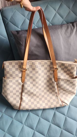 หญิง ขาว หนังแท้ Louis Vuitton รุ่น Totally ในลาย Damier Azur. 