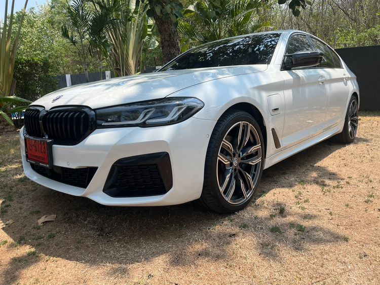 รถ BMW Series 5 530e สี ขาว