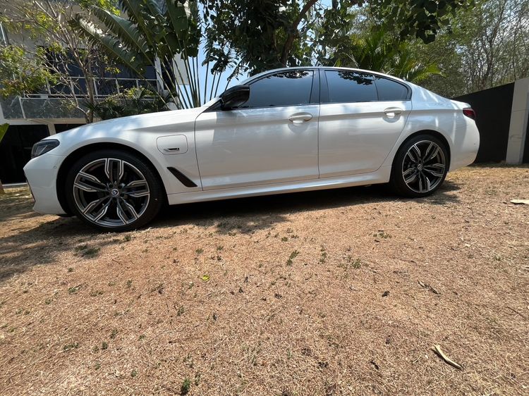 BMW Series 5 2023 530e Sedan ปลั๊กอินไฮบริด (PHEV) ไม่ติดแก๊ส เกียร์อัตโนมัติ ขาว รูปที่ 2