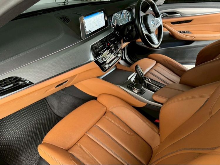 BMW Series 5 2018 530e Sedan ปลั๊กอินไฮบริด (PHEV) ไม่ติดแก๊ส เกียร์อัตโนมัติ ดำ รูปที่ 4