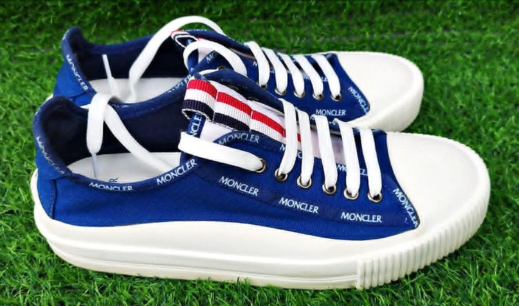 UK 8 | EU 42 | US 8.5 รองเท้าผ้าใบ MONCLER GLISSIERE LOW TOP Size 42  สีน้ำเงิน มือสอง ของแท้ สภาพดี สวย