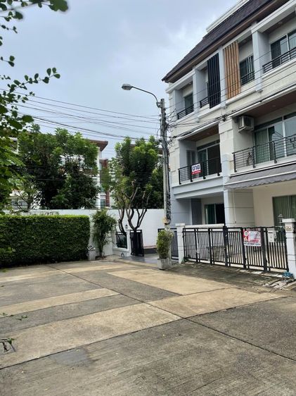 มีบางส่วน ขายทาวน์โฮม 3 ชั้น หลังมุม โครงการบ้านกลางเมือง เออร์บาเนี่ยน ศรีนครินทร์ ทำเลดี เดินทางสะดวก รูปที่ 2