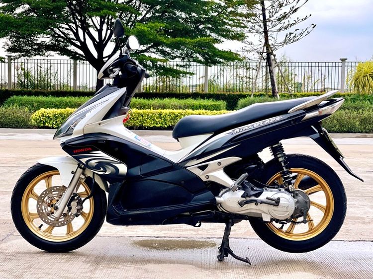 ขาย HONDA AIR BLADE ปี2006 ตัวท๊อปล้อแม็ก รถซื้อตั้งแต่มือ1 ป้ายแดง รถที่บ้านใช้เองครับ คุณป้าขับไปซื้อของที่ตลาดเช้า-เย็นเองครับ ภาษี69 รูปที่ 4