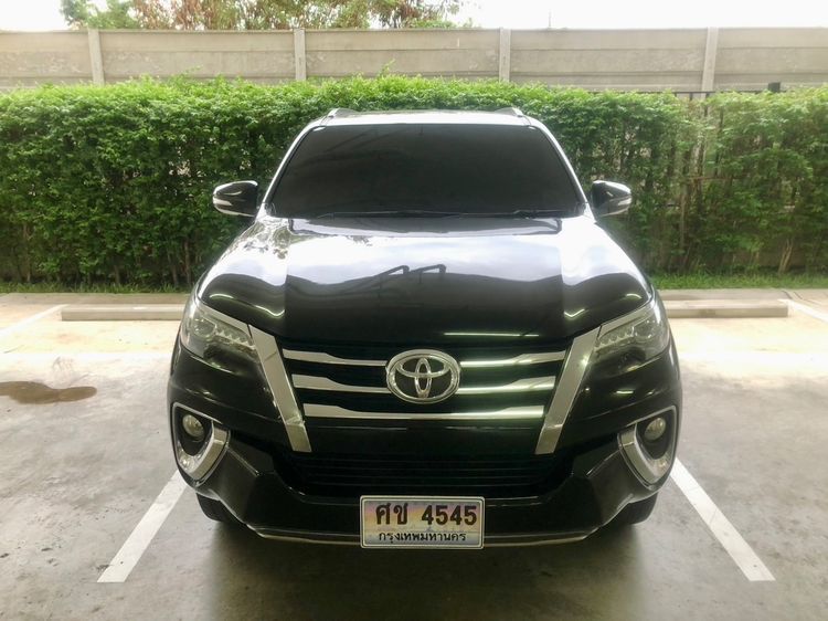 รถ Toyota Fortuner 2.8 V สี ดำ