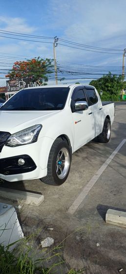 รถ Isuzu D-MAX 2.5 L สี ขาว