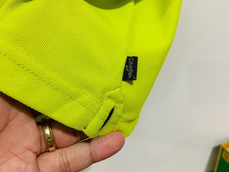 เสื้อโปโล Calvin Klein แท้ 💯 size L อก 21 ยาว 28 นิ้ว สภาพใหม่มาก สีสด ดีเทลสวยทรงสวย เนื้อผ้าระบายอากาศดีมาก หายากน่าสะสมครับ รูปที่ 5