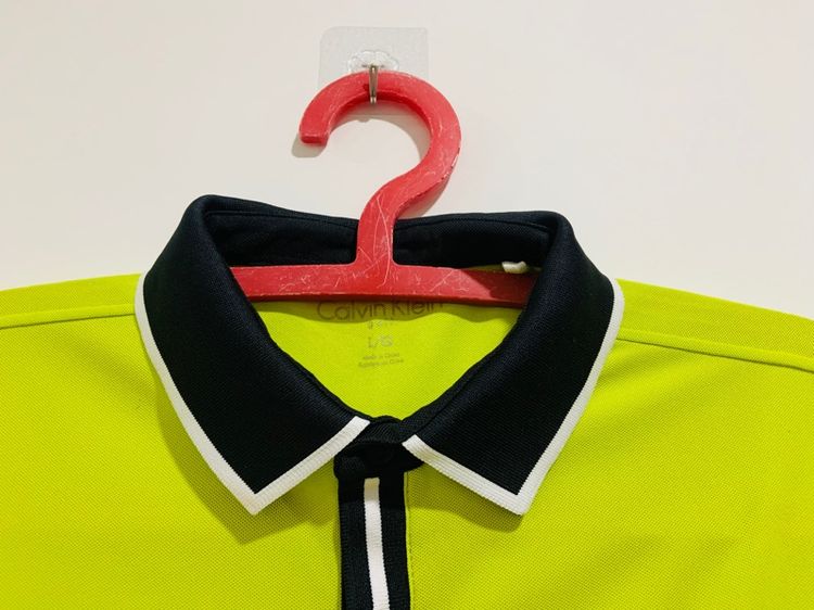 เสื้อโปโล Calvin Klein แท้ 💯 size L อก 21 ยาว 28 นิ้ว สภาพใหม่มาก สีสด ดีเทลสวยทรงสวย เนื้อผ้าระบายอากาศดีมาก หายากน่าสะสมครับ รูปที่ 3