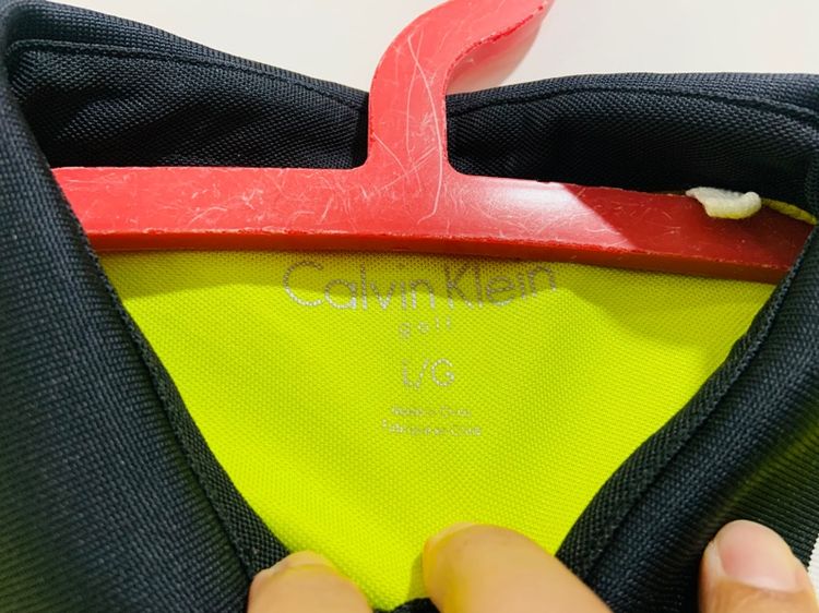 เสื้อโปโล Calvin Klein แท้ 💯 size L อก 21 ยาว 28 นิ้ว สภาพใหม่มาก สีสด ดีเทลสวยทรงสวย เนื้อผ้าระบายอากาศดีมาก หายากน่าสะสมครับ รูปที่ 4
