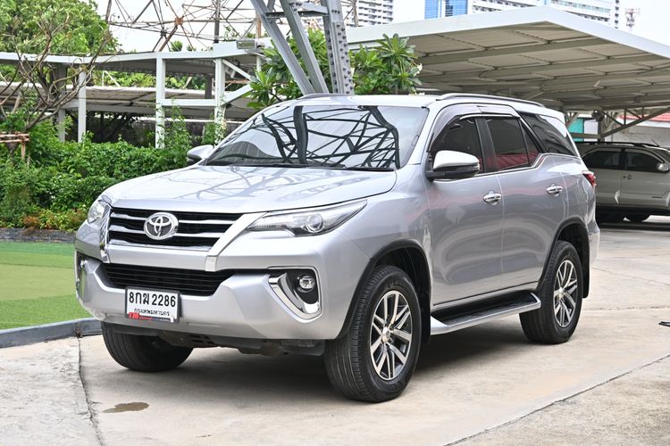 รถ Toyota Fortuner 2.4 V สี บรอนซ์เงิน