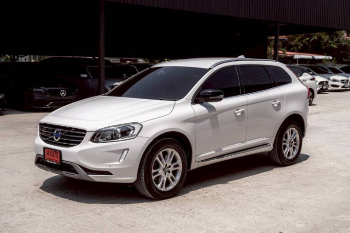 รถ Volvo XC60 2.0 D4 สี ขาว