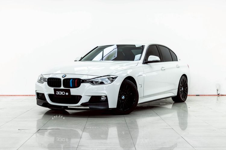 รถ BMW Series 3 330e สี ขาว