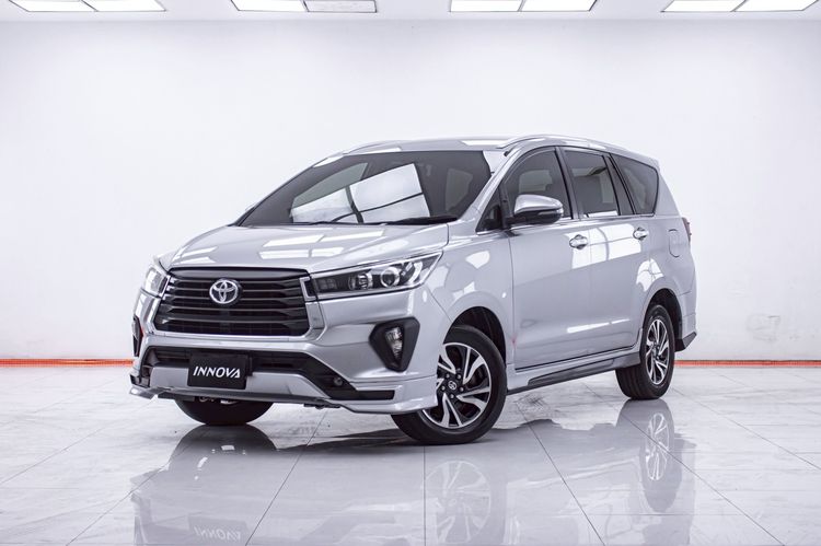 รถ Toyota Innova 2.8 Crysta สี เทา