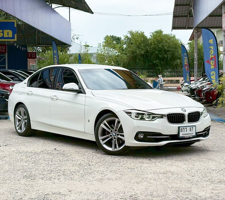 รถ BMW Series 3 330e สี ขาว