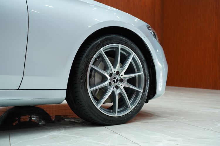 Mercedes-Benz E-Class 2023 E300e Sedan เบนซิน เกียร์อัตโนมัติ บรอนซ์เงิน รูปที่ 4