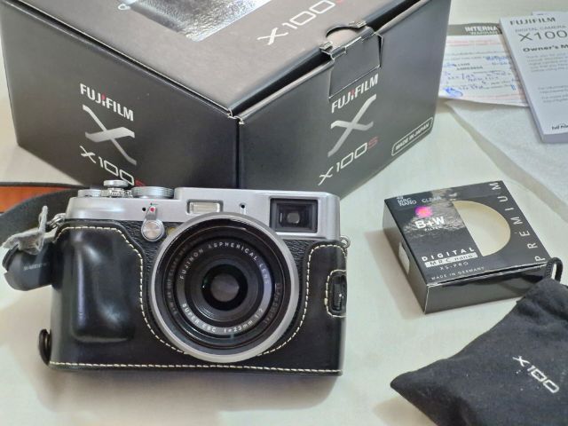 กล้อง Fujifilm x100s สภาพ 98เปอร์เซ็นต์ ไร้ฝ้าไร้รา ชัตเตอร์น้อยดูแลอย่างดีไร้รอย