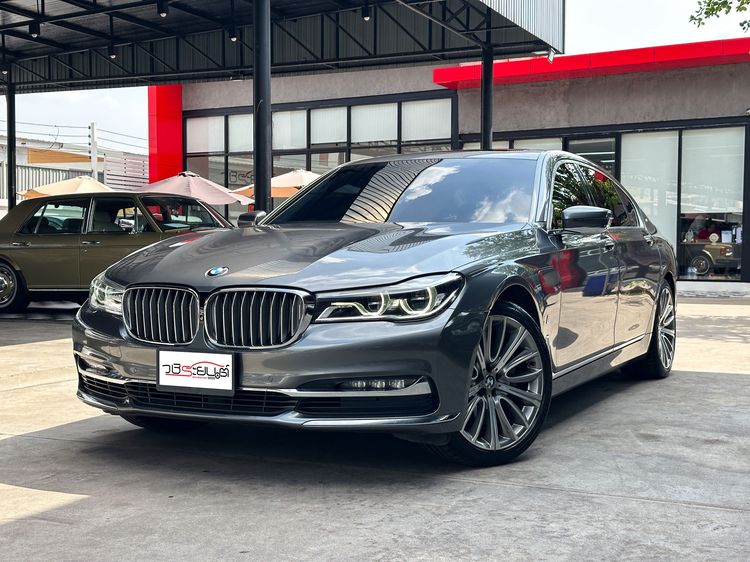 รถ BMW Series 7 740Le สี เทา