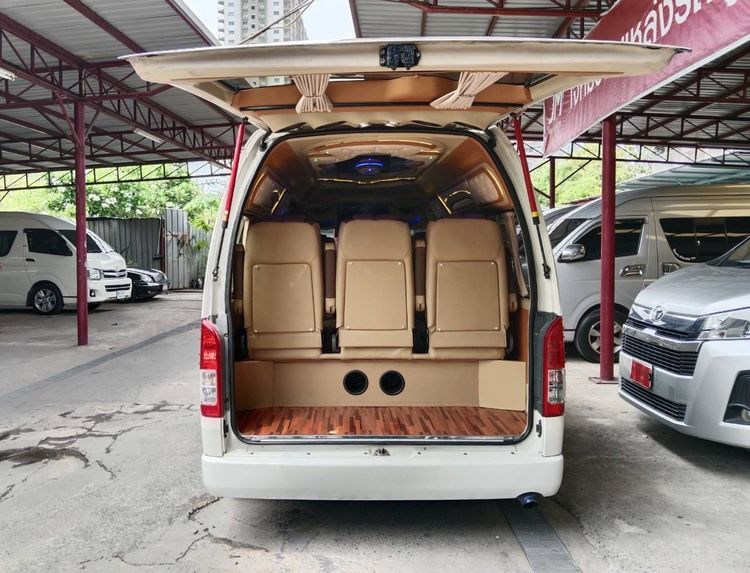 รถ Toyota Commuter 3.0 สี ขาว