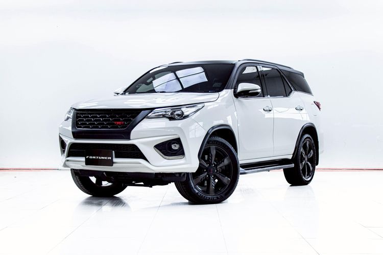 รถ Toyota Fortuner 2.8 TRD Sportivo 4WD สี ขาว
