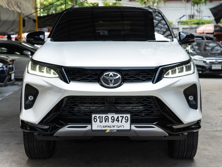 รถ Toyota Fortuner 2.4 Legender Black Top 4WD สี ขาว