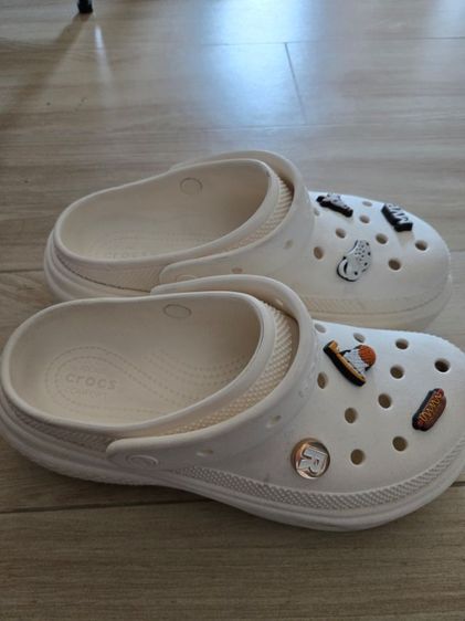 crocs รุ่นสูงสีขาว
